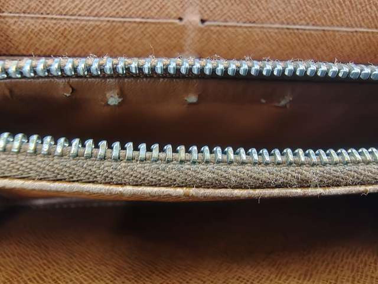 ファスナ－付き小銭入れ中に破れが有ります