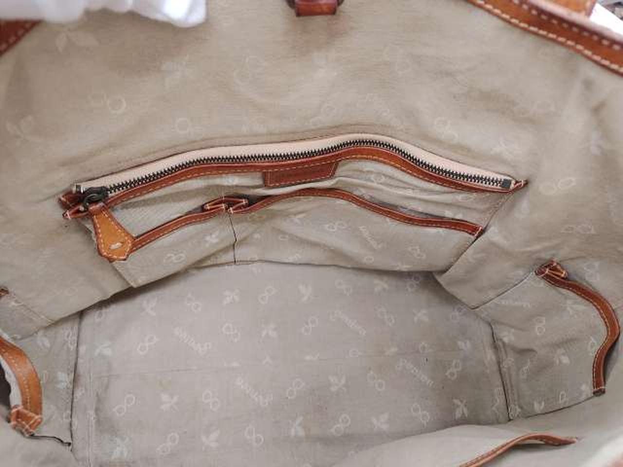 内側：全体的にシミ・汚れがあります