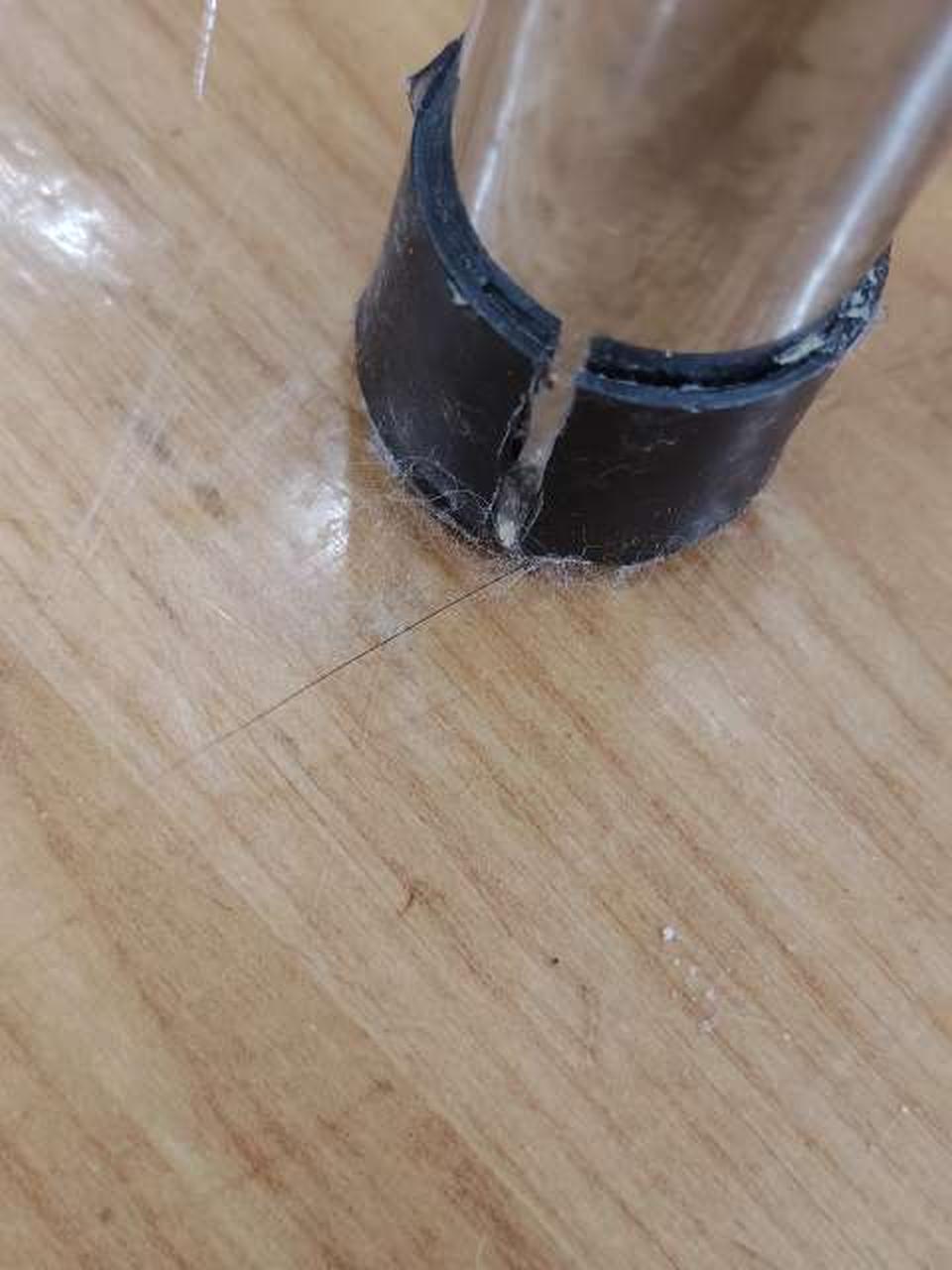 足キャップ割れています。