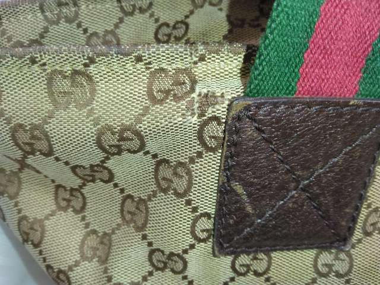 裏側の取って上部の破れです