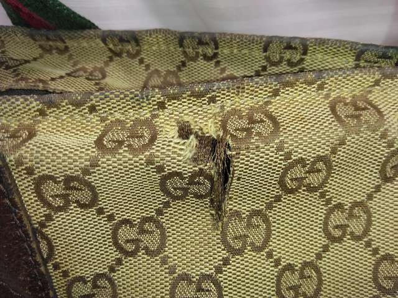 裏側取っ手近くの破れです