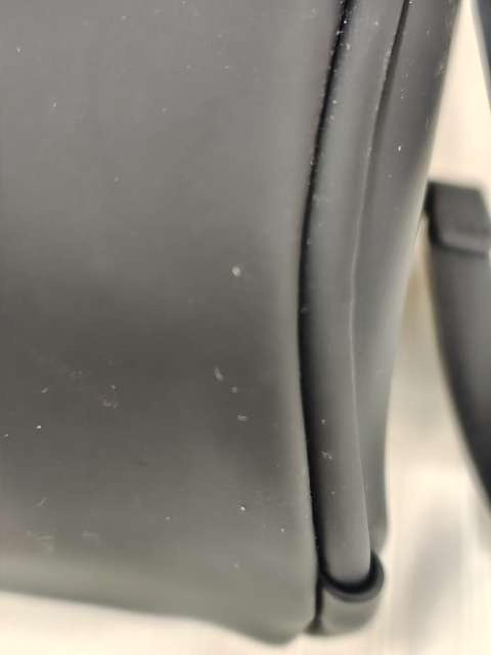 静電気のせいか細かい埃が付着します