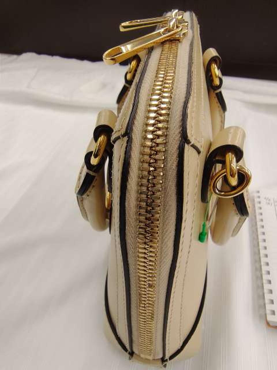 ファスナー部分変色有