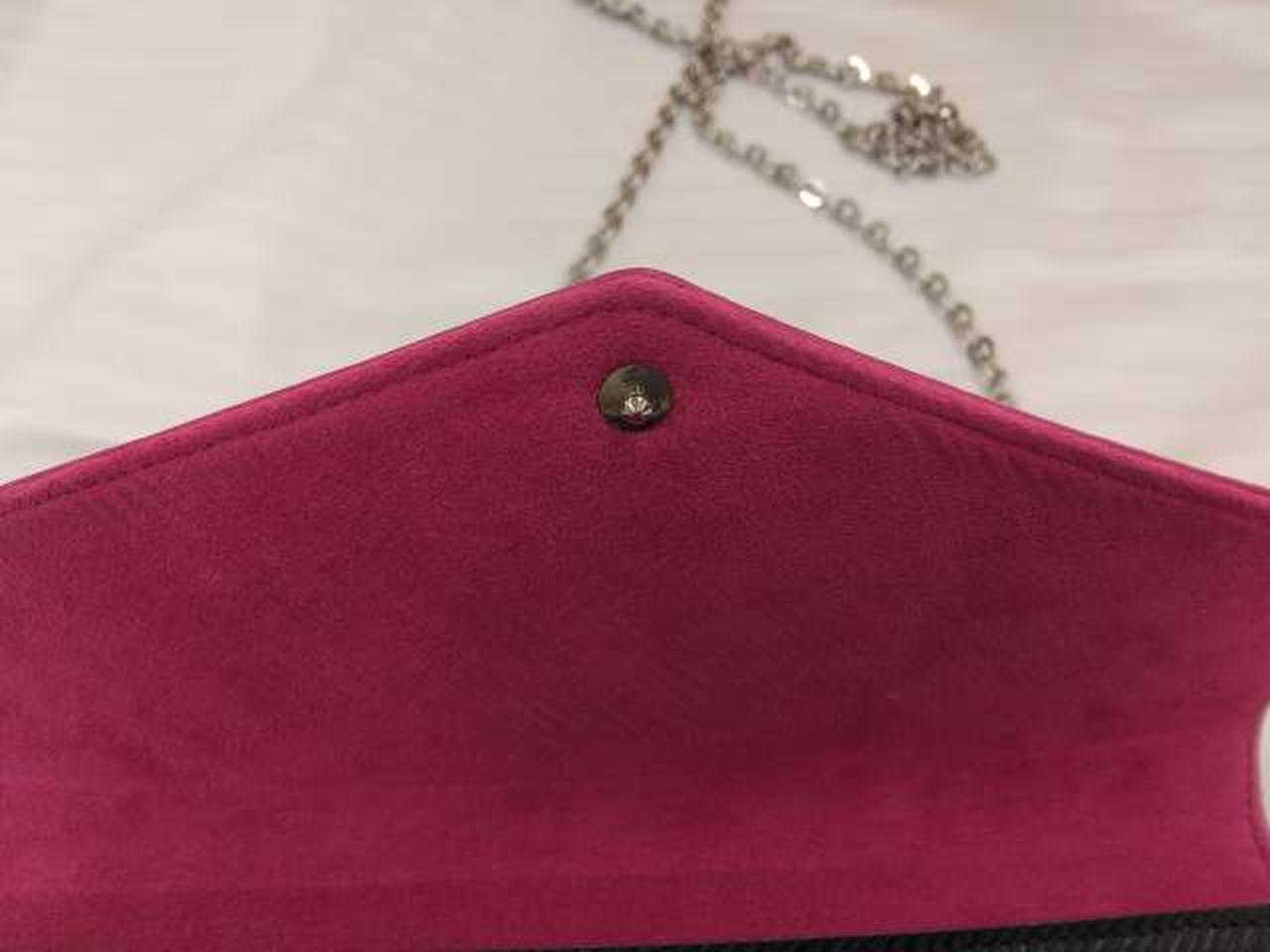 右側に引きつったような傷あり