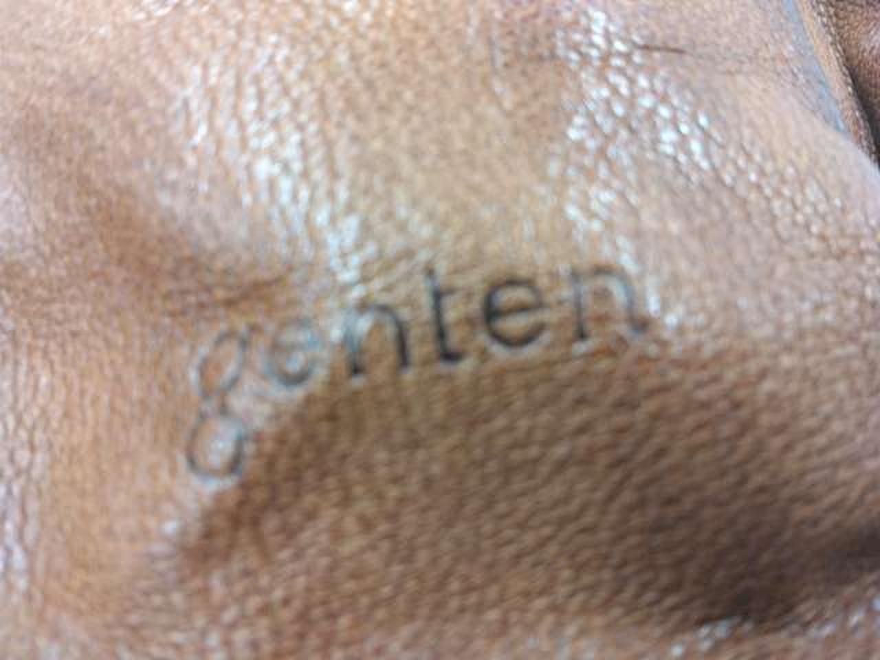 側面にロゴあり