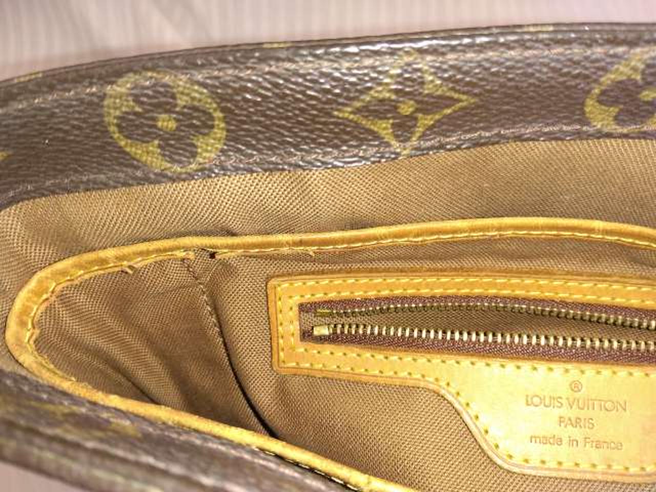 糸がほつれて破れが有ります。