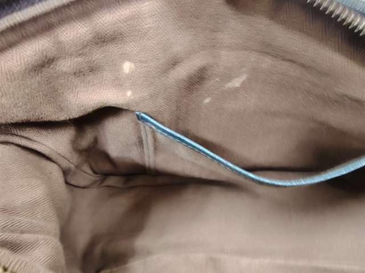 内側ポケット上付近汚れ有