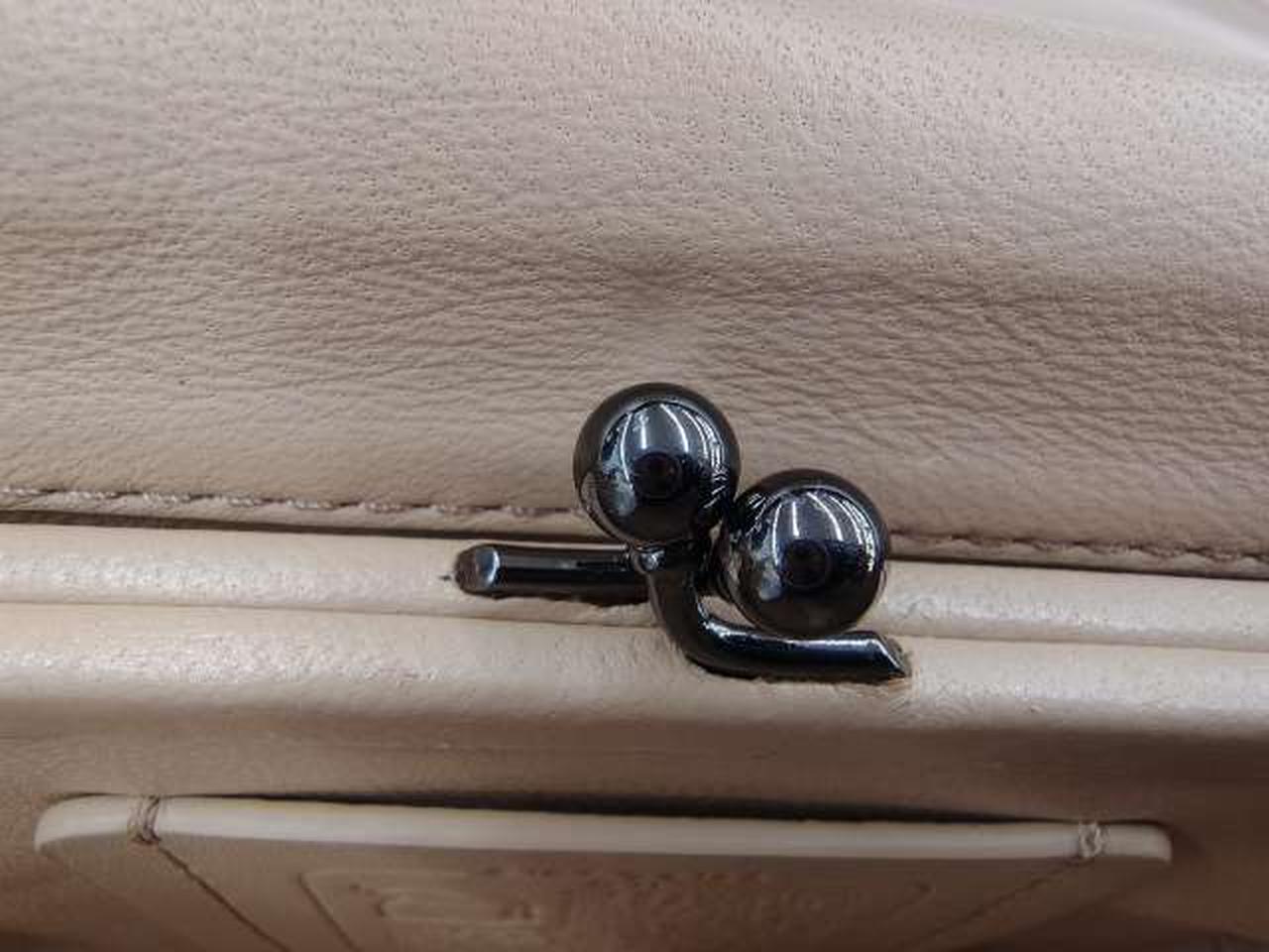 がま口開ける際に少し硬いです