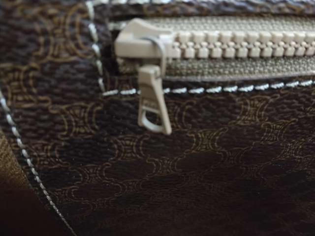 内側ポケットのファスナー