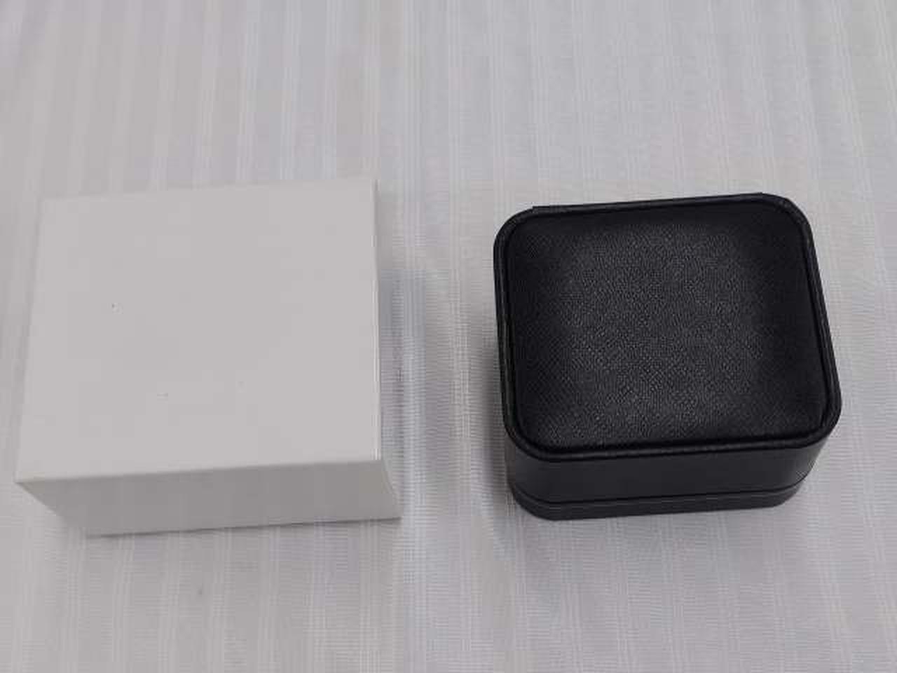 右（黒）--内箱、左（白）--外箱です。