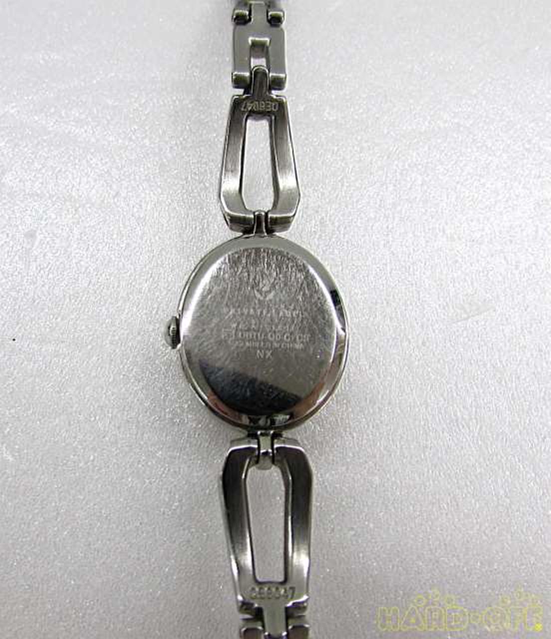 ケース裏面に細かな傷があります。