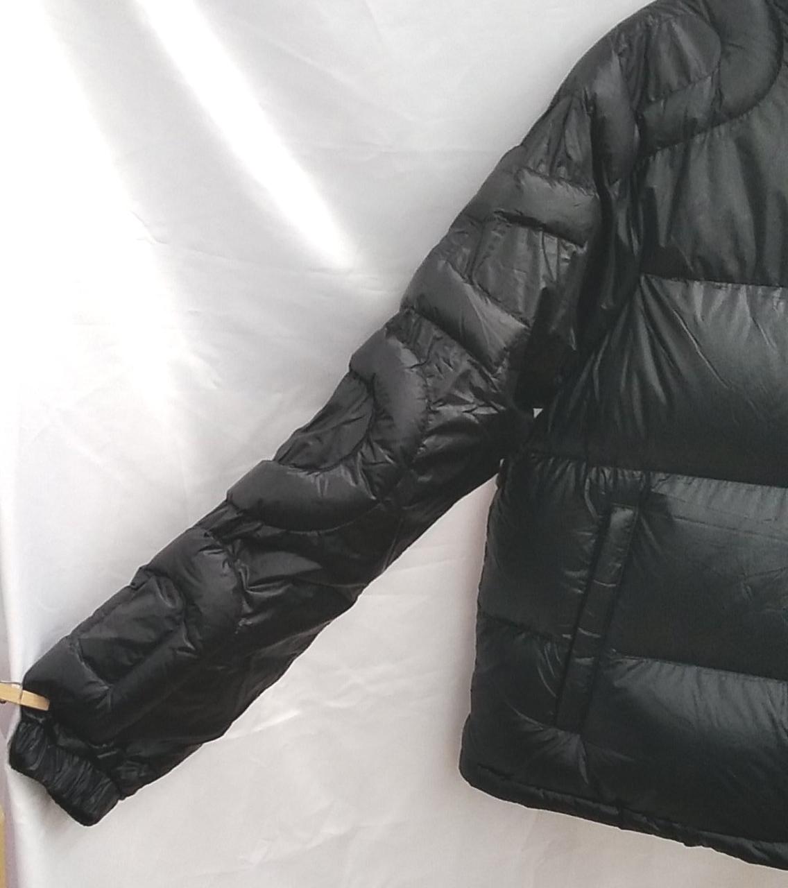 袖にBURBRRYの文字が有ります。