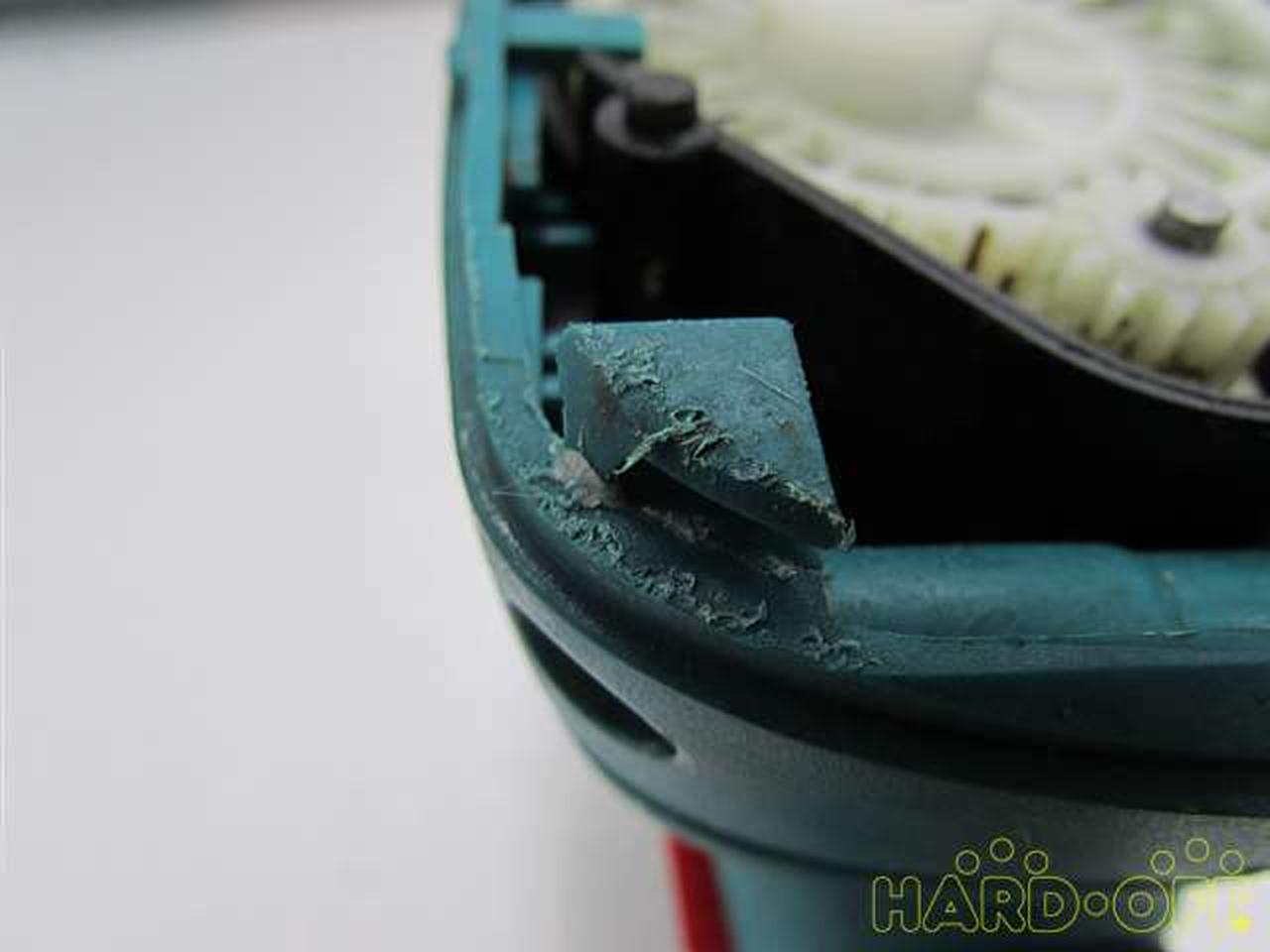 この部分が蓋の開け閉め時などで割れそうで