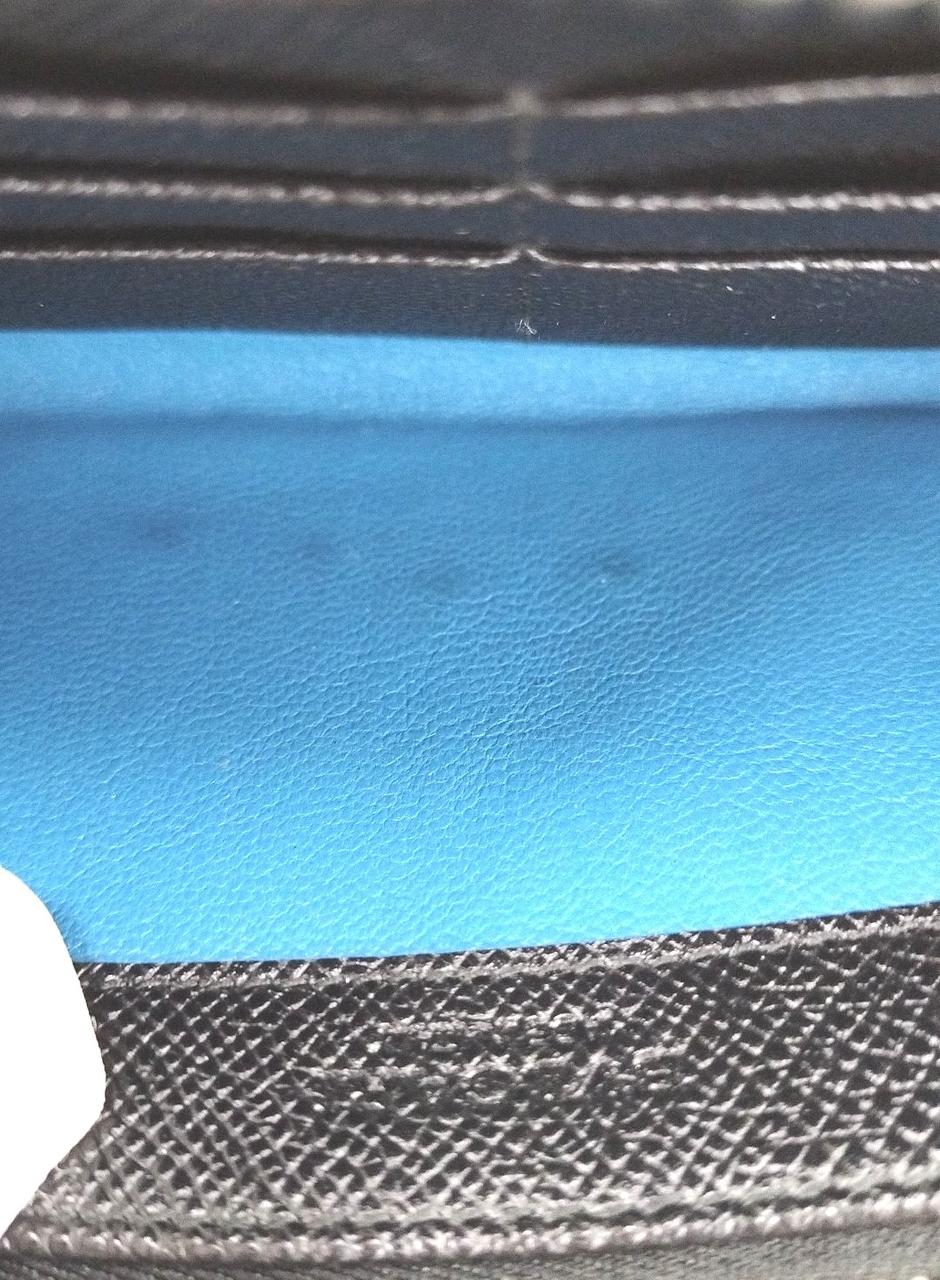 1番外側ポケット　汚れ　ベタつきあり