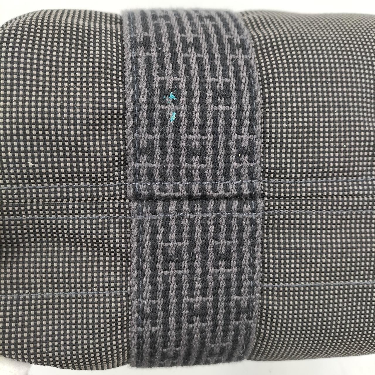 水色の汚れあり。