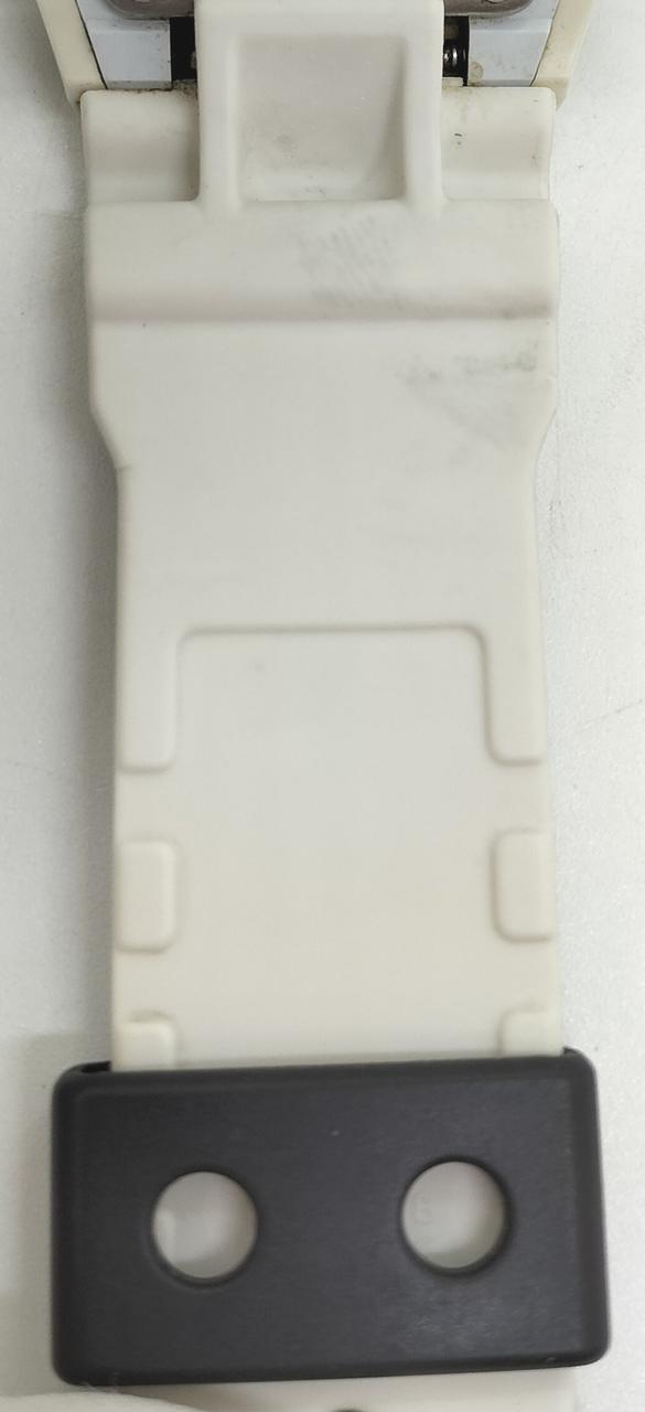 ベルトの裏側に汚れあります。