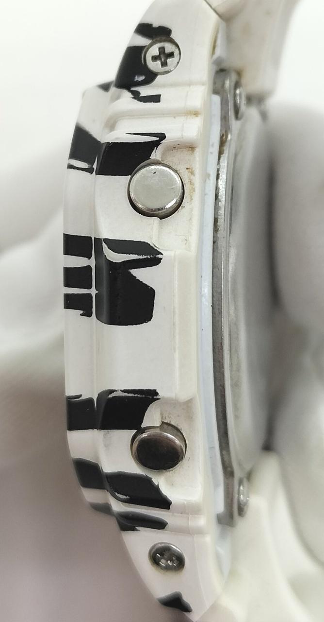 ボタン近くに汚れあります。