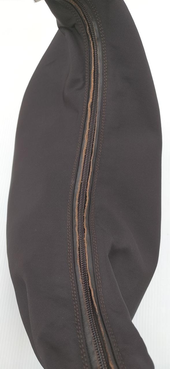 ファスナー部分使用に伴うスレ傷あります。