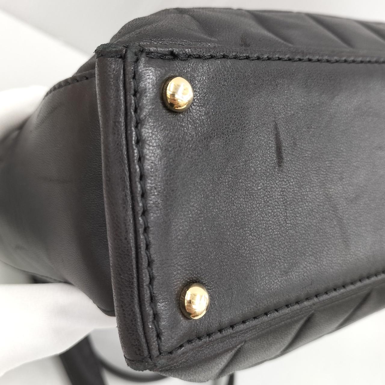 外側の底にも傷あります。