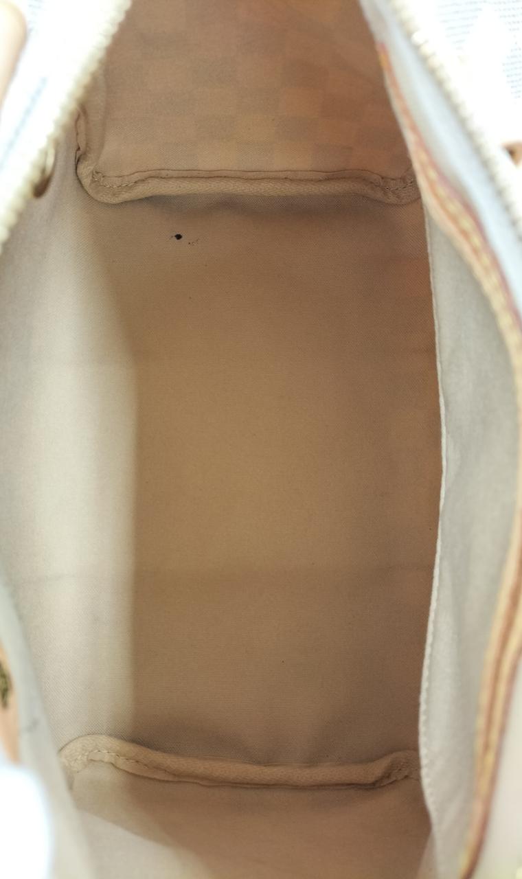 内部に黒色のシミあります。