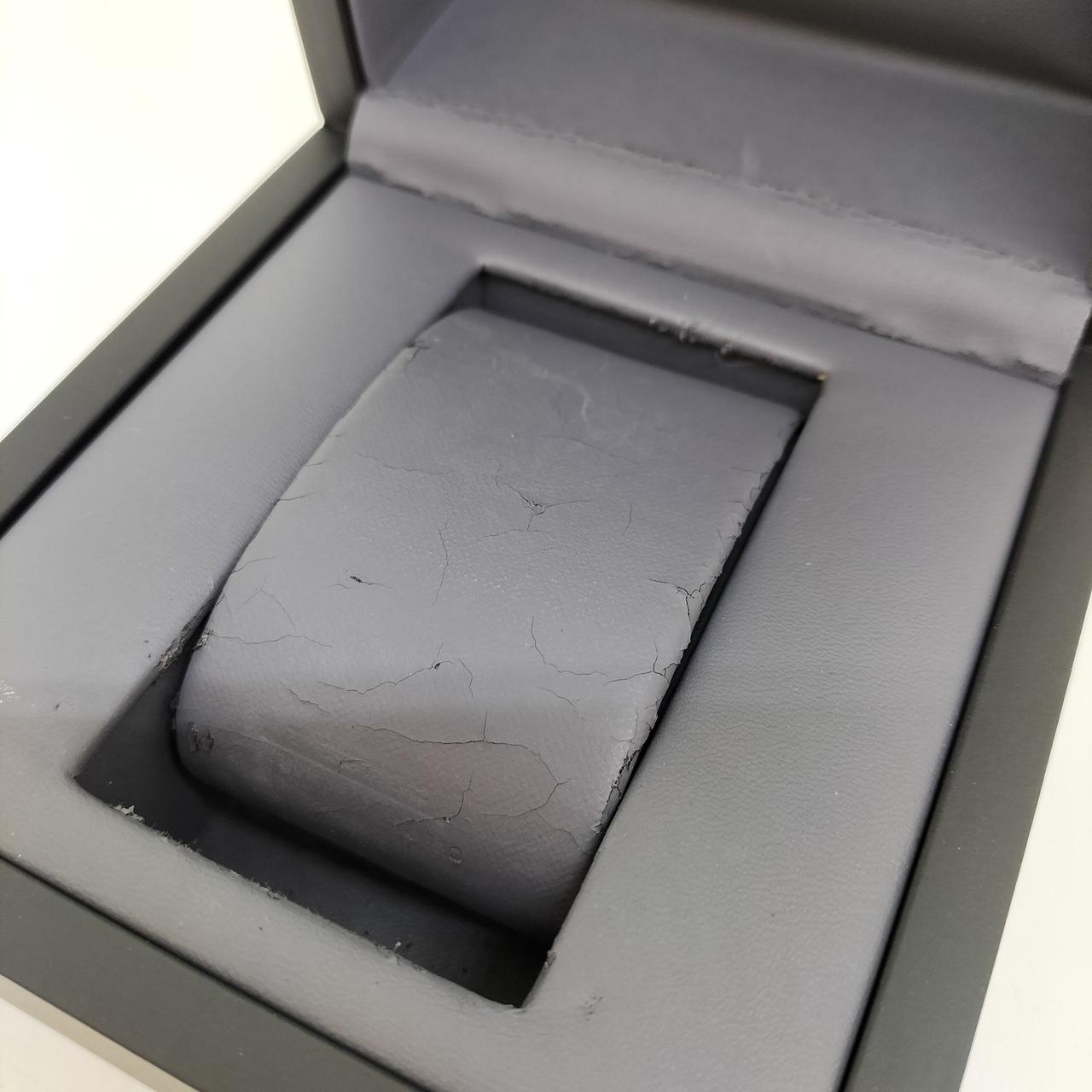 箱の内部がひび割れています。