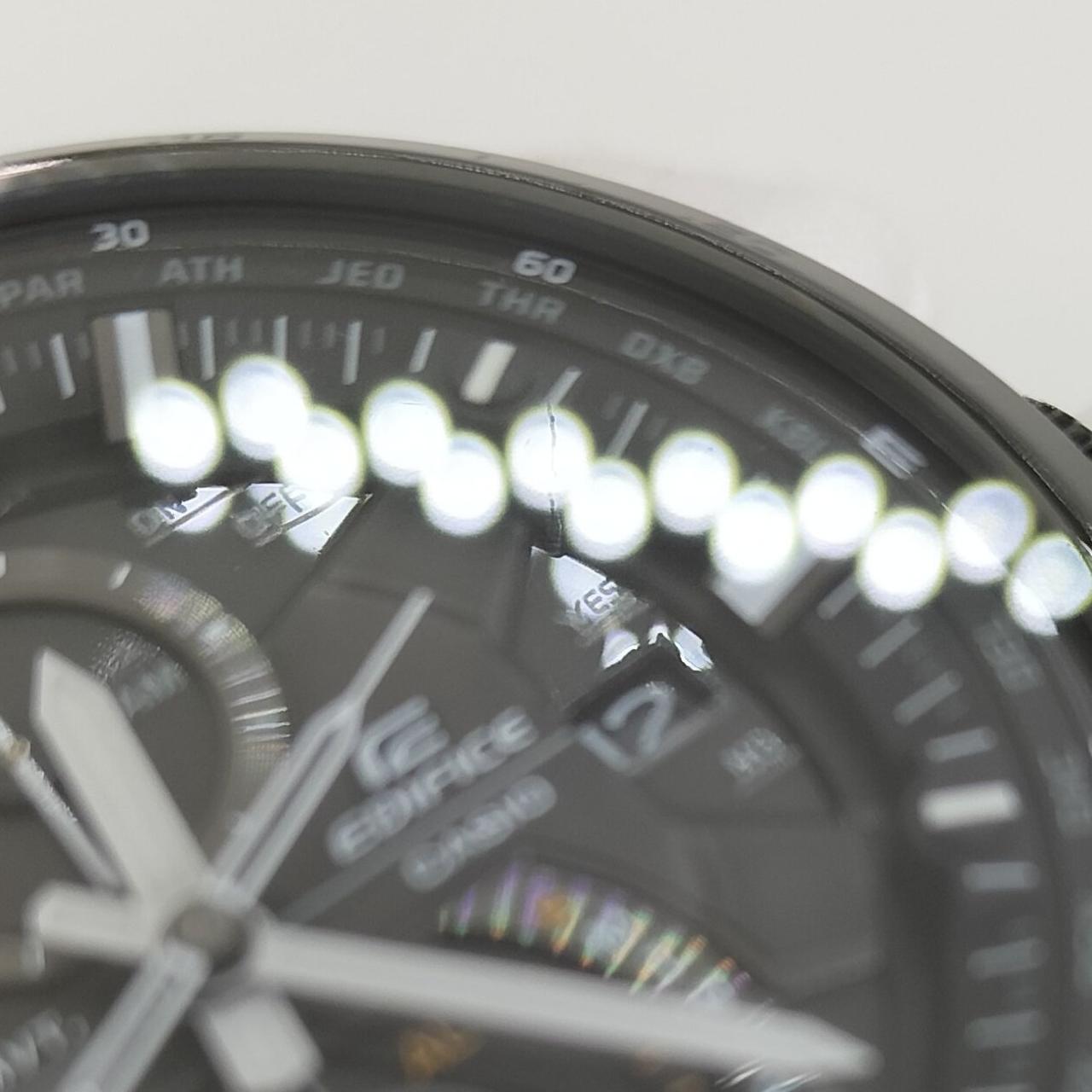 ガラスにも傷あります。