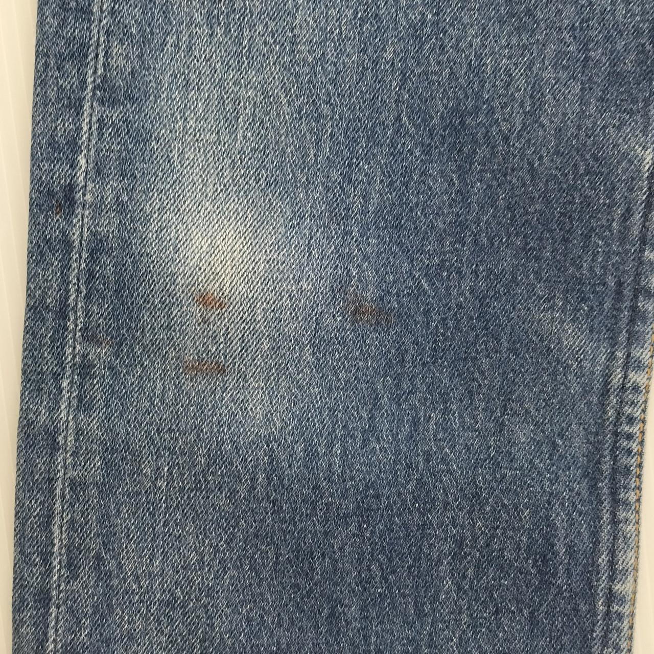 右足に汚れあり。