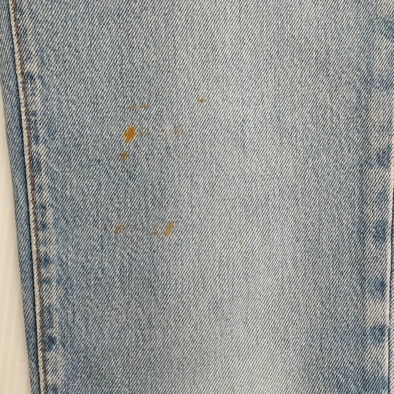 左足側に汚れあり。