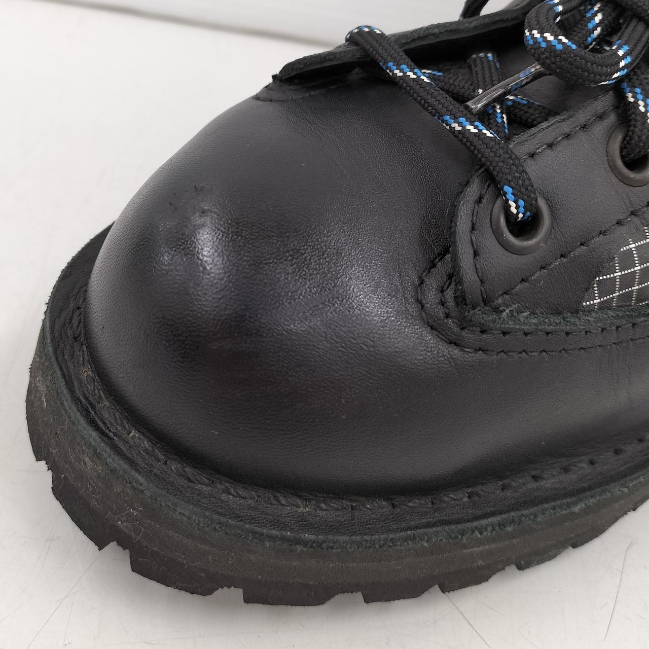 右足のつま先側に傷あります。