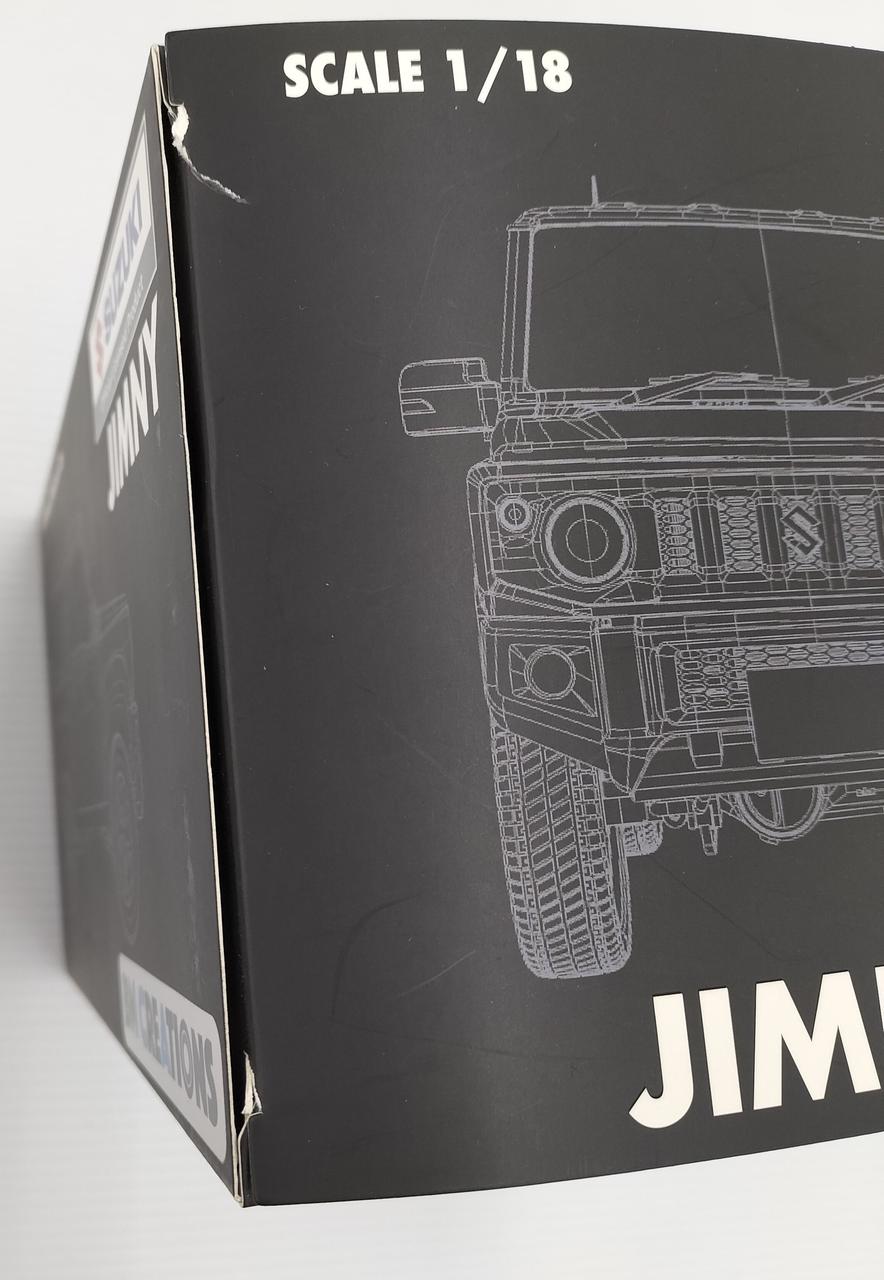 箱に少し破れあります。