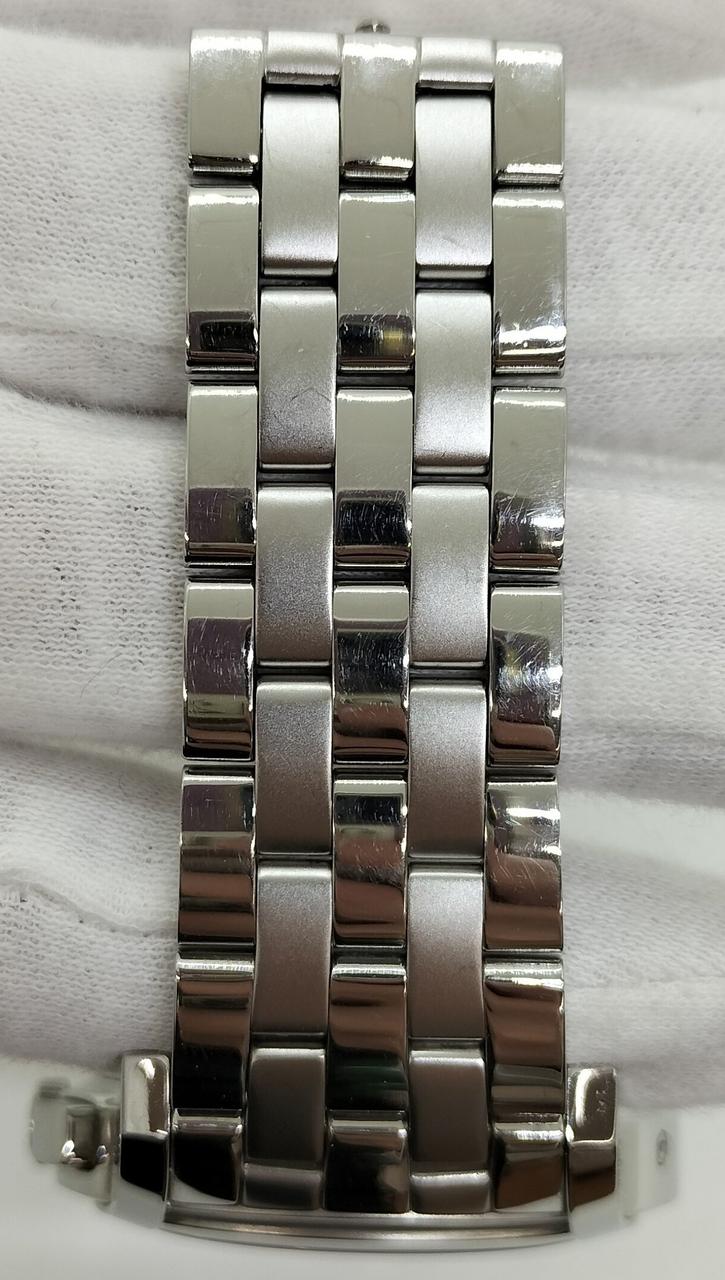 ベルト部分に傷あります。