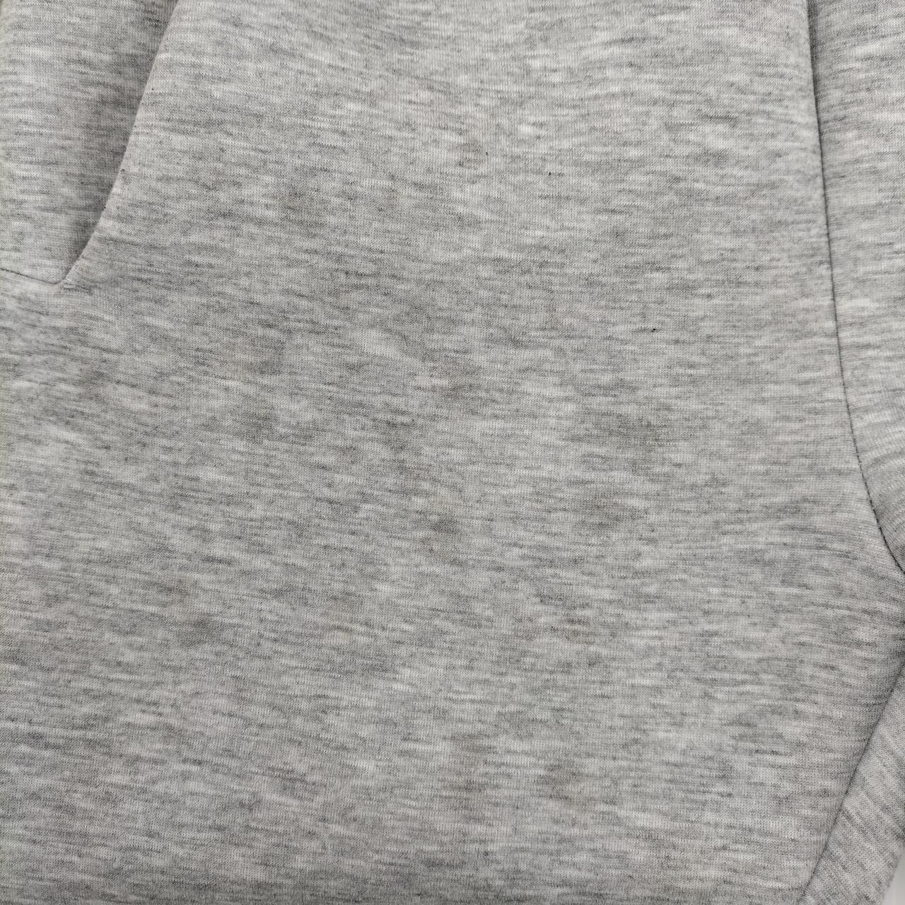 右足の太もも付近に数カ所シミ汚れあります