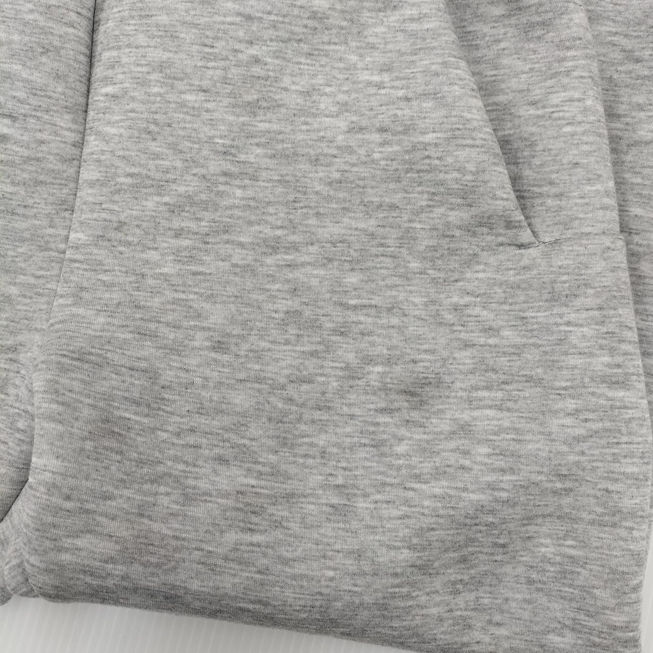 左足、太もも付近にもシミ汚れあります。