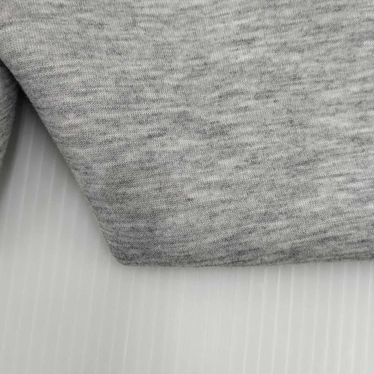 右足、お尻付近に1箇所シミ汚れあります。