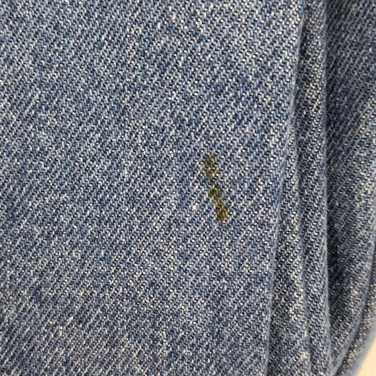 右足、裾付近に1箇所汚れあります。