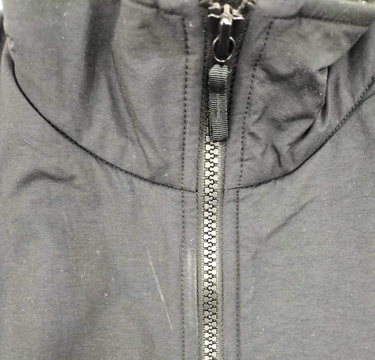 ファスナー付近に擦れあります。