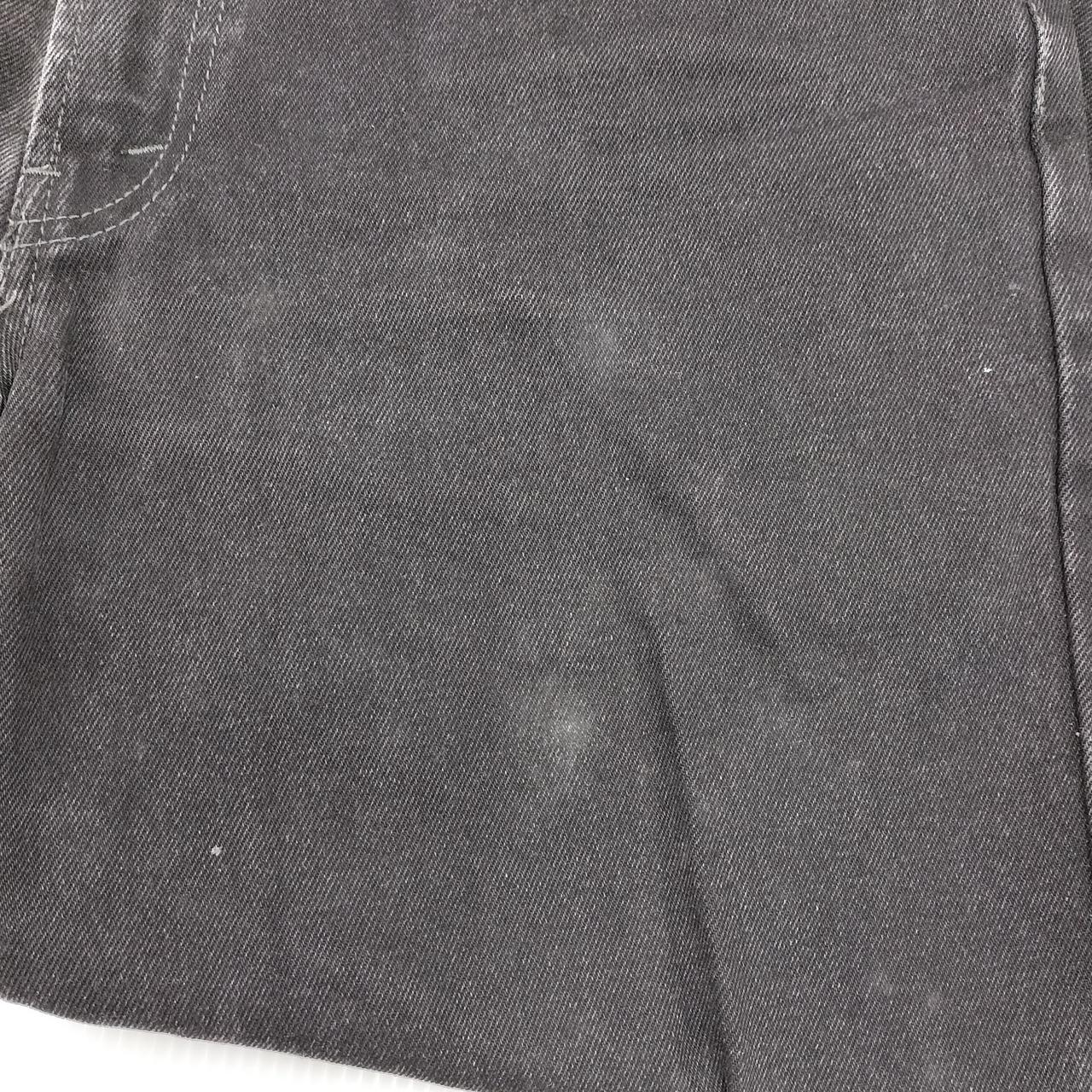 左足、太もも付近にも汚れあります。