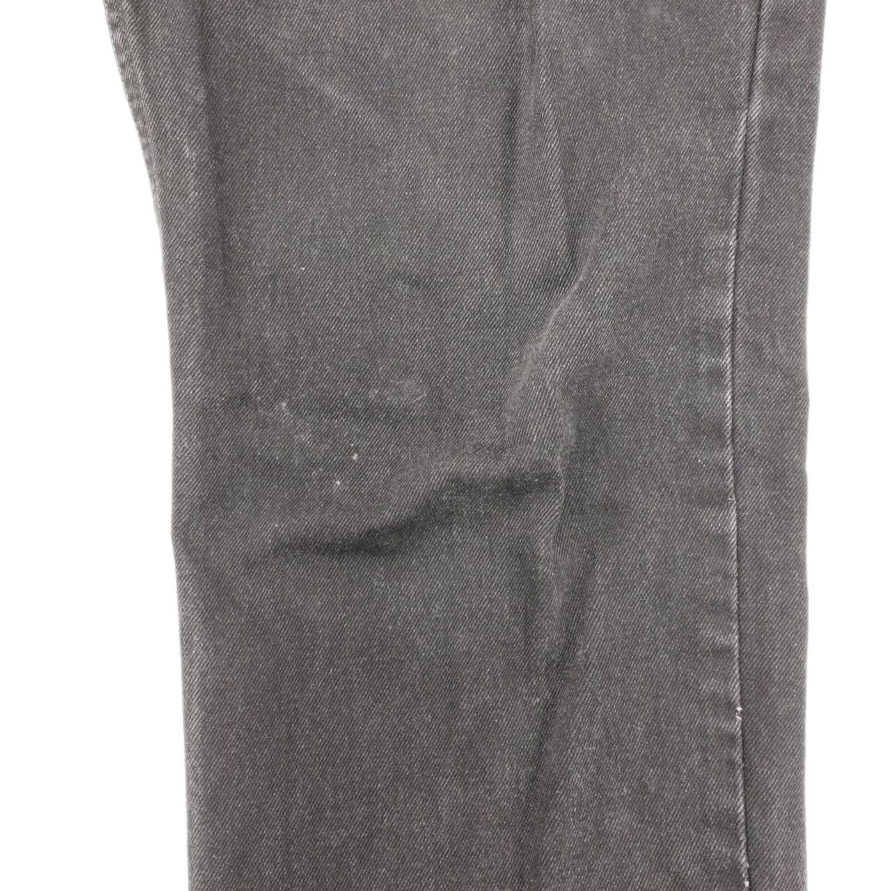 左足、膝付近にも汚れあります。