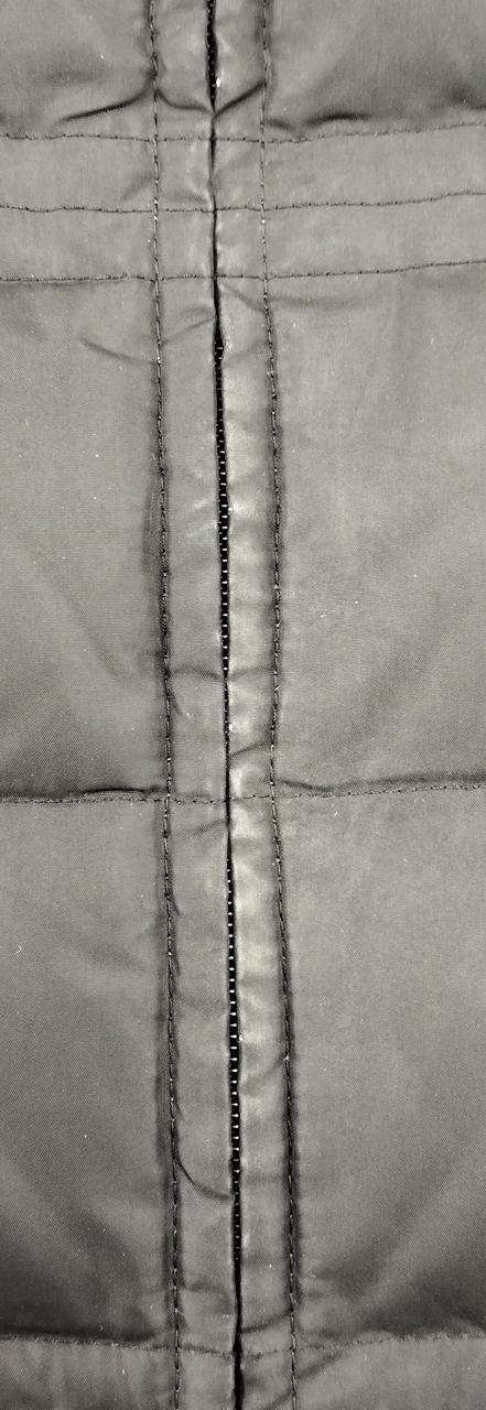 中央のファスナー付近、汚れあります。