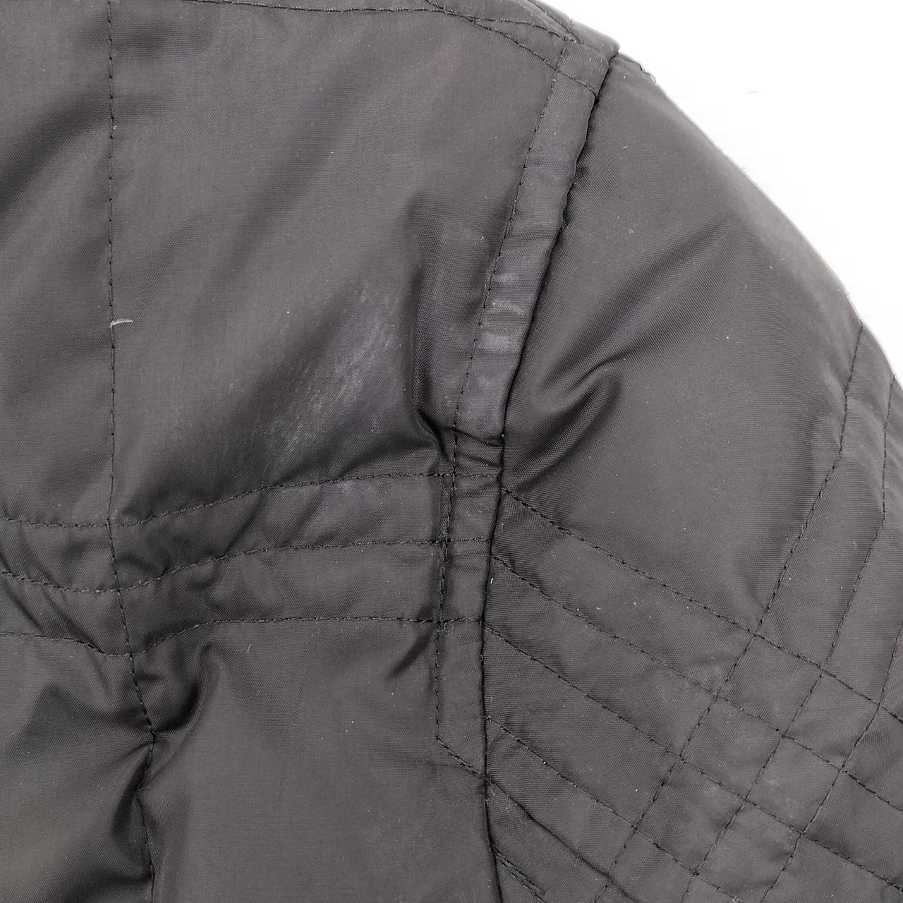 右肩の後ろに汚れあります。