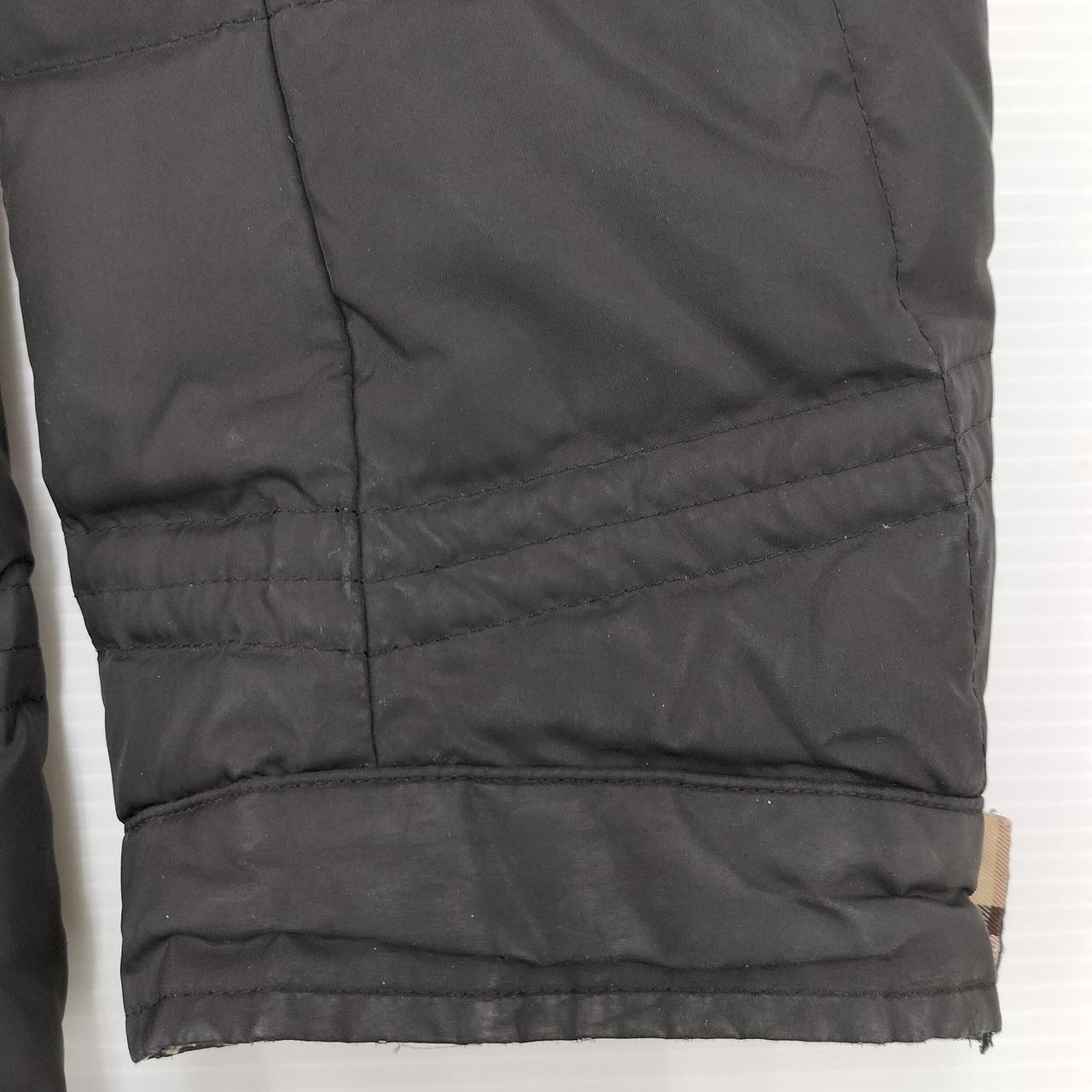 右腕にも汚れあります。