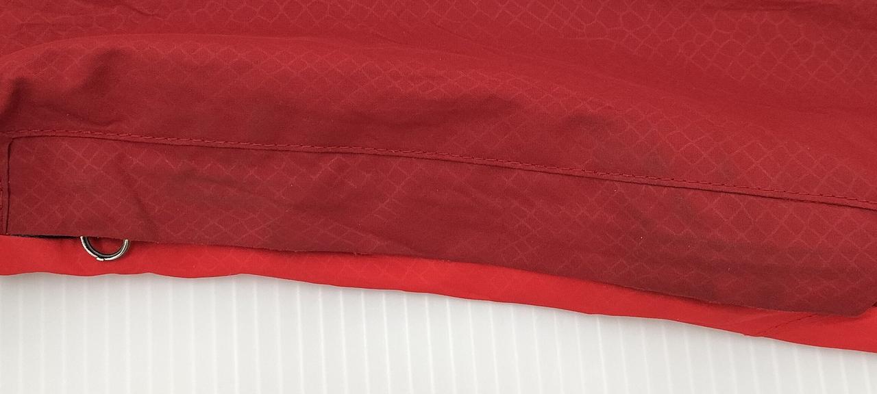 左腕、脇付近に汚れあり。