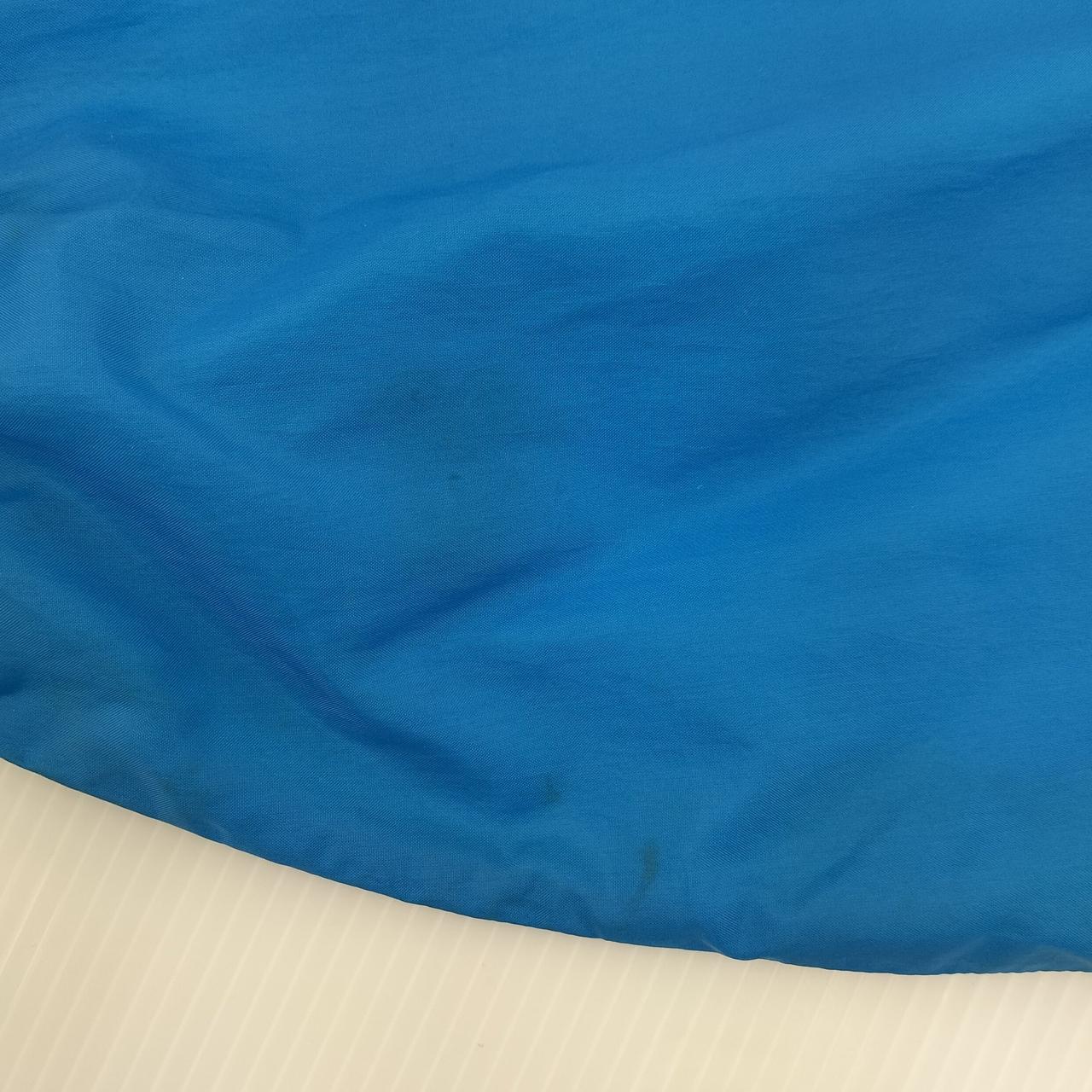 右腕に汚れあり。