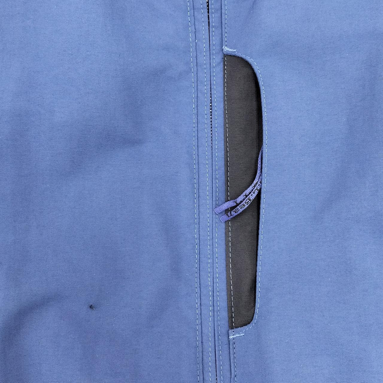 ポケット近くに1箇所穴開いてます。