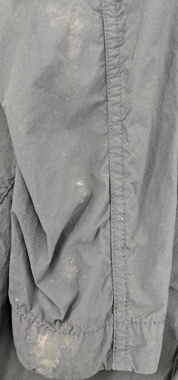 右腕に汚れあります。