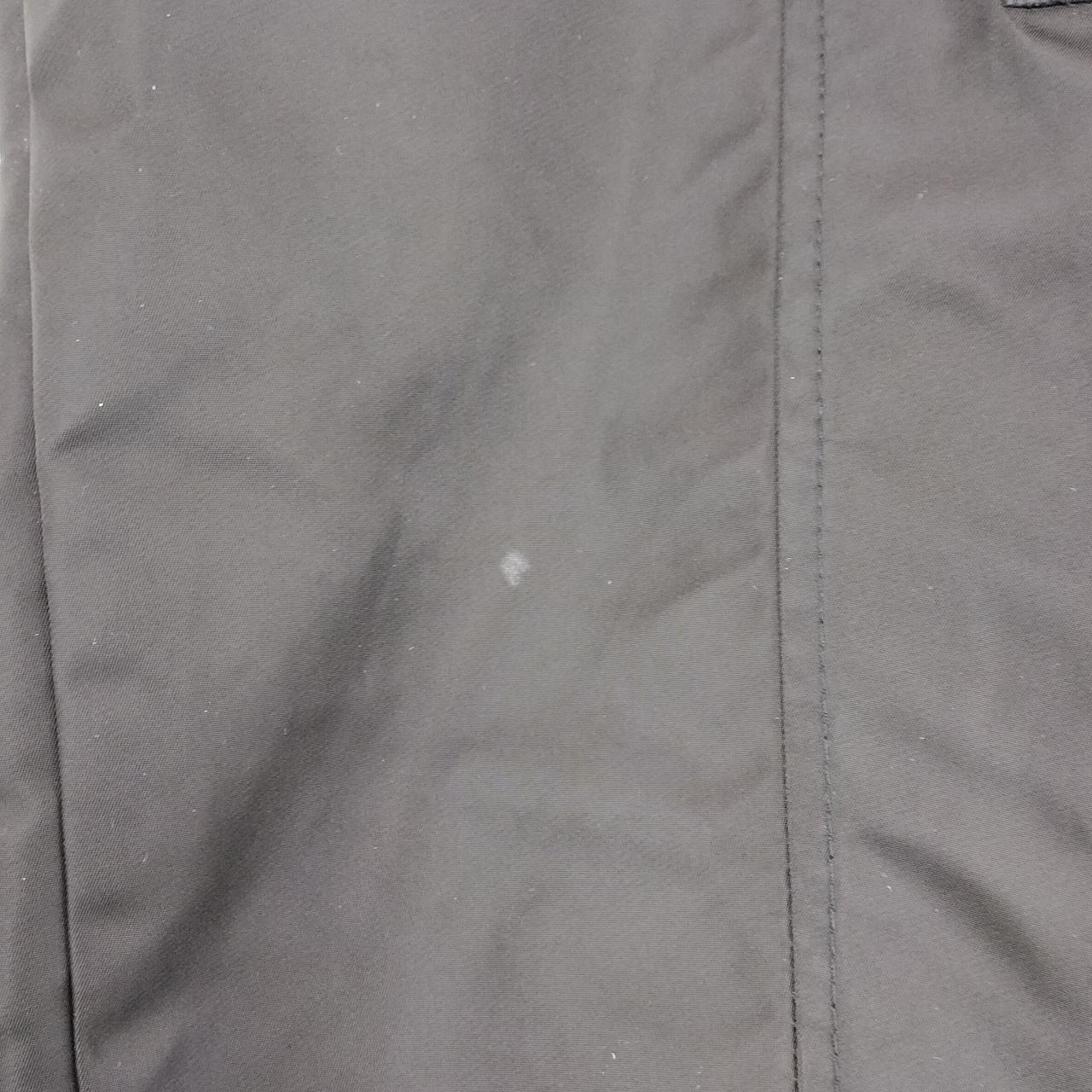 右腕に汚れあります。