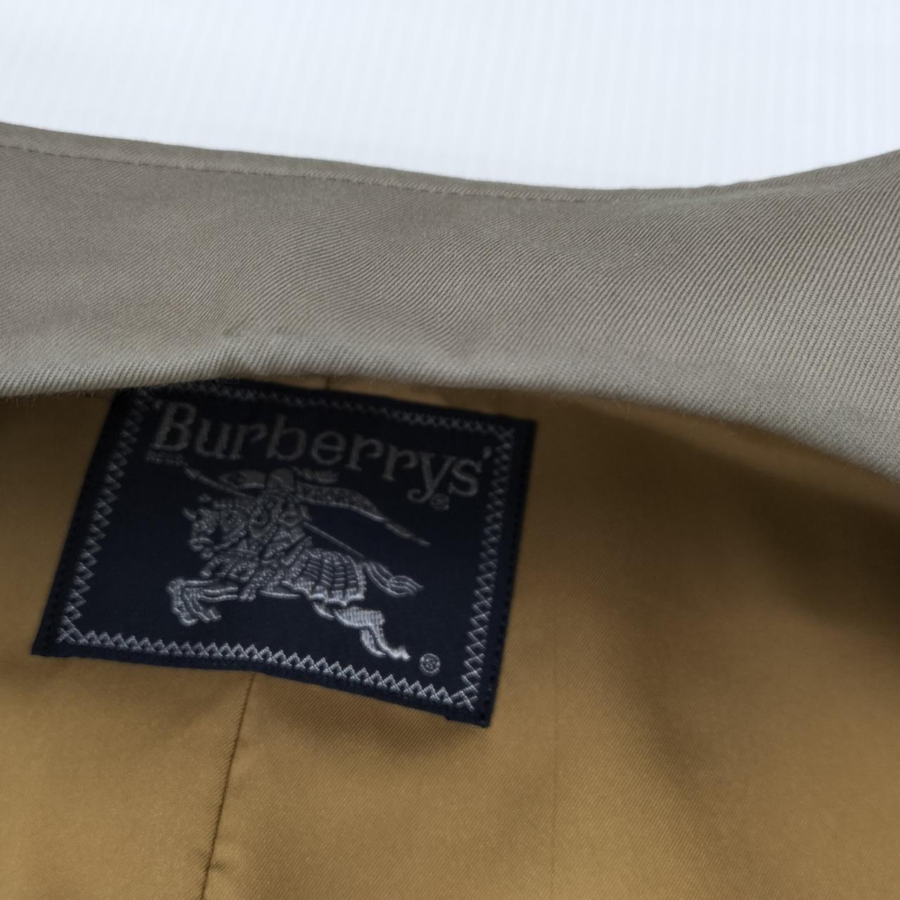 首元に色あせあります。