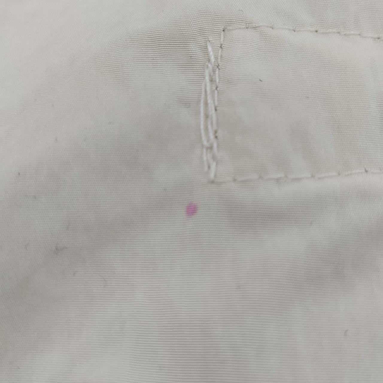 ピンク色の汚れあり。