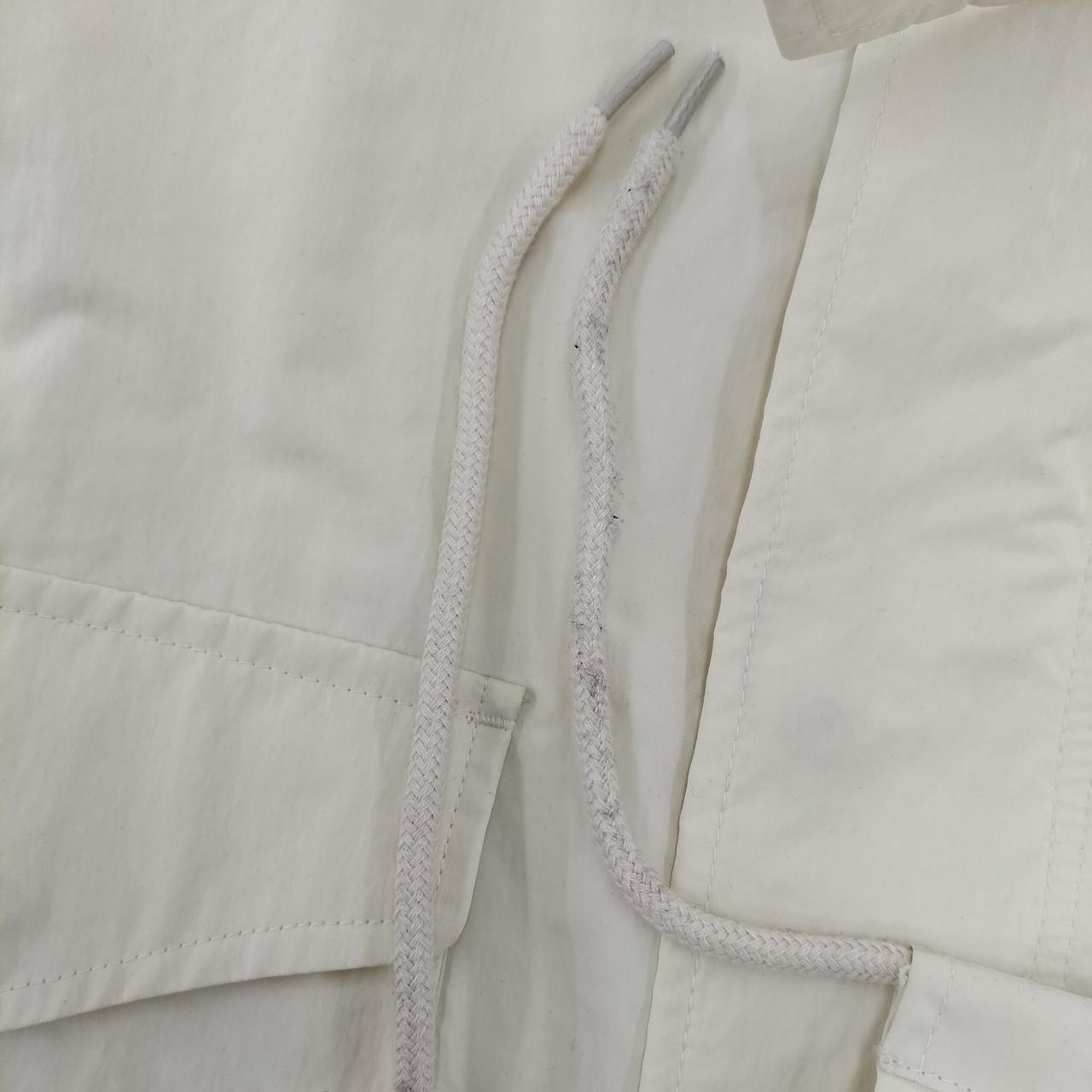 紐に汚れあり。