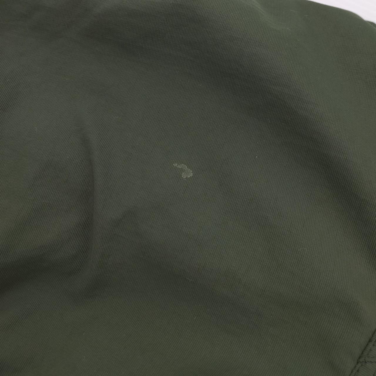 左側腕の後ろ側に1箇所汚れあります。